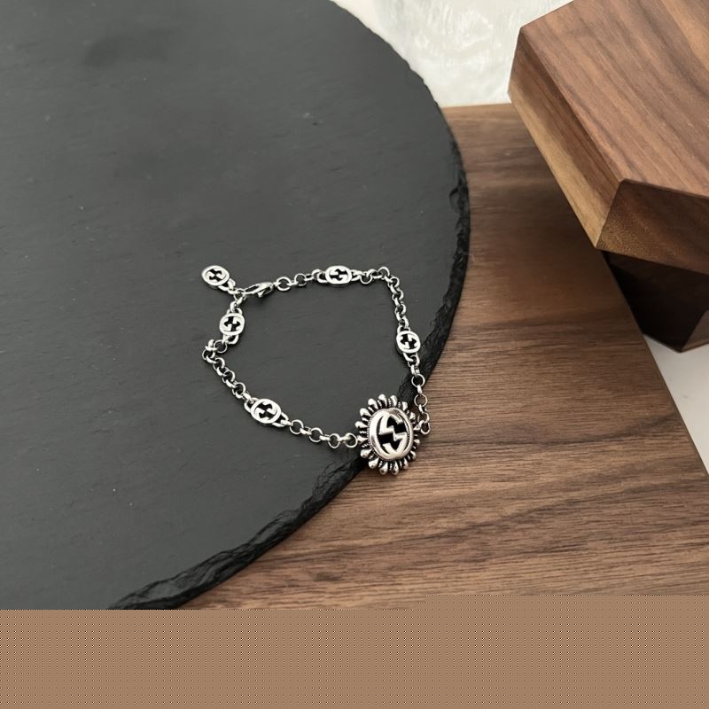 G*u*i bracelets